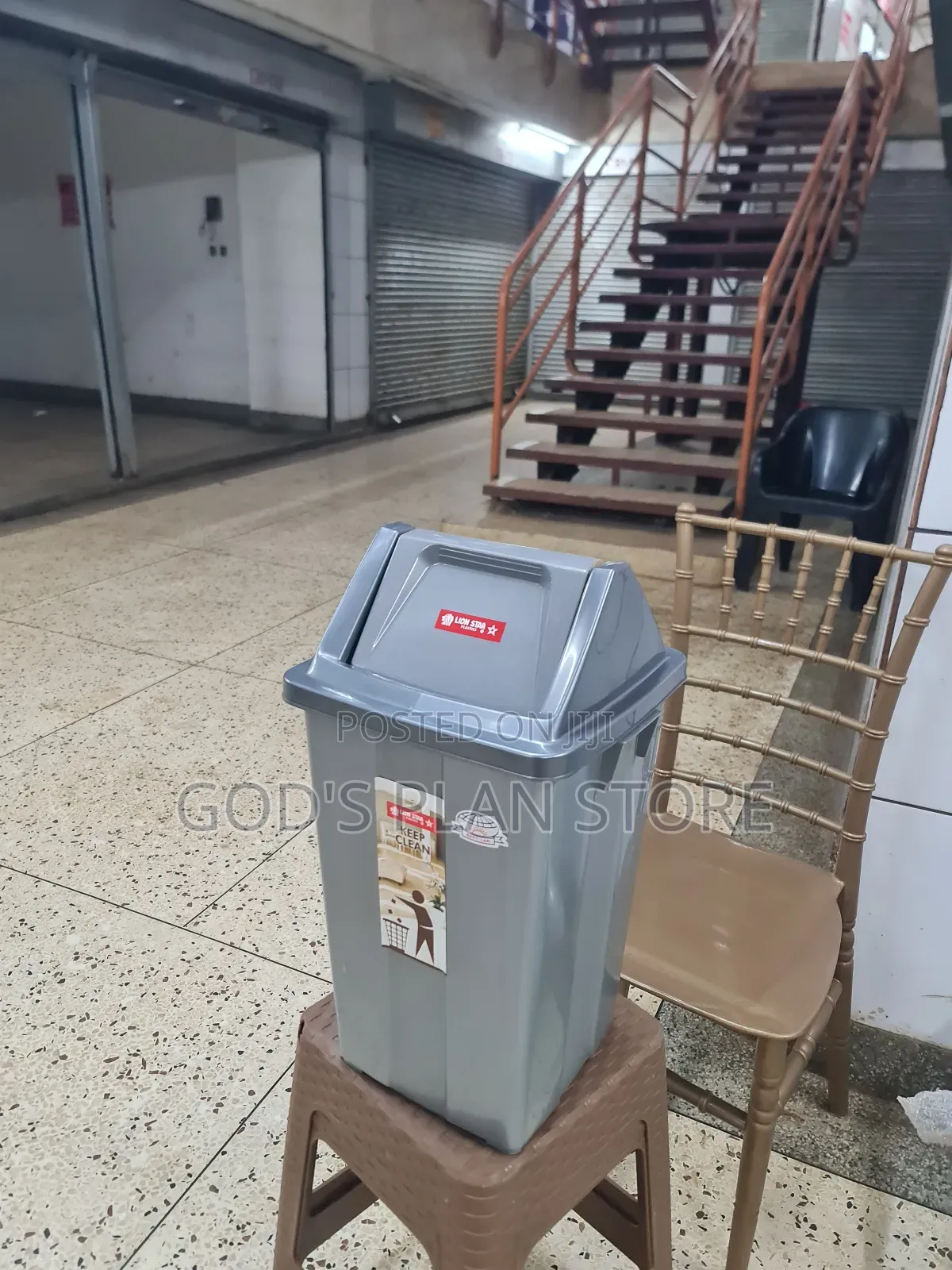 Gray 40litres Plastic Dust Bins Plastic Dust Swinging