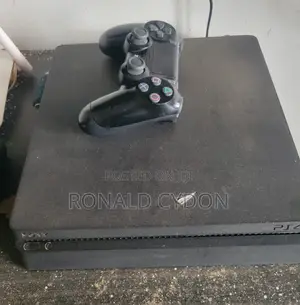 Play Station 4 Slim