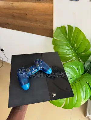 Chipped Playstation 4 Standard Ps4 9.00 Goldhen. 12 Games, 2 Pads.