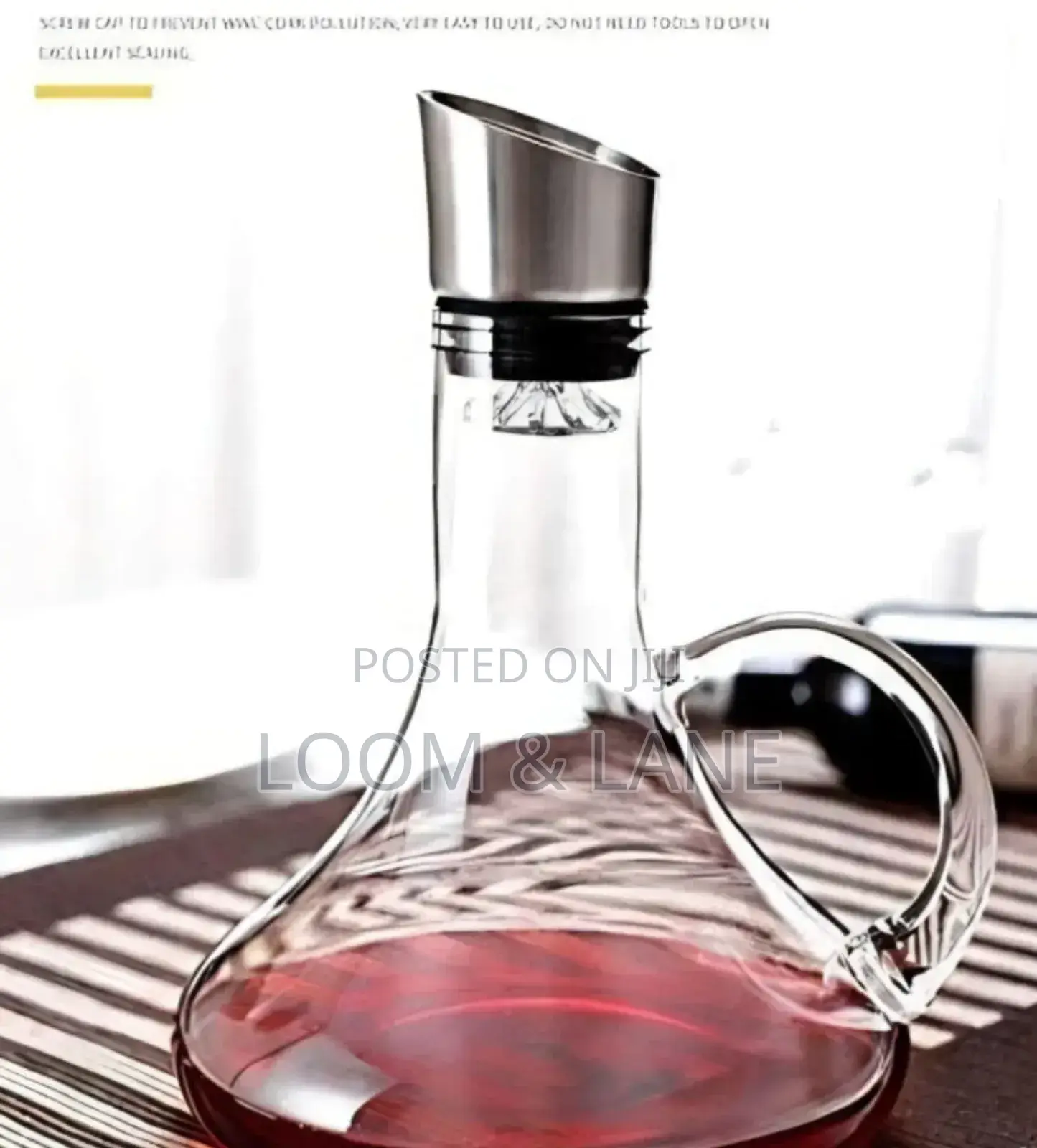 Wine Decanter With a Built-in Aerator and Pourer