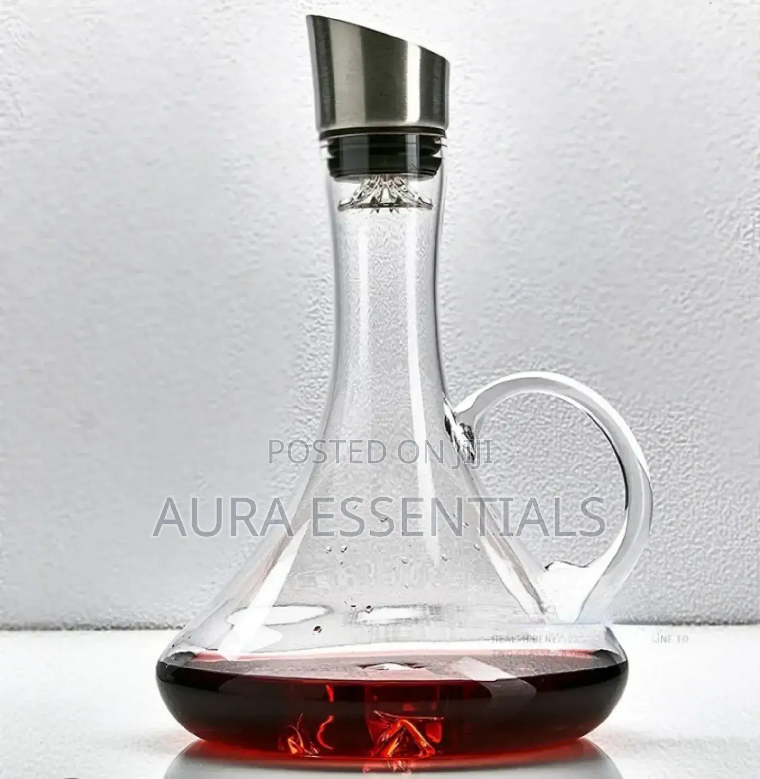 Wine Decanter With a Built-in Aerator and Poure