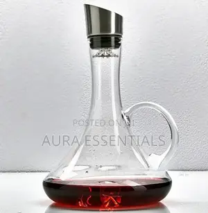 Wine Decanter With a Built-in Aerator and Poure