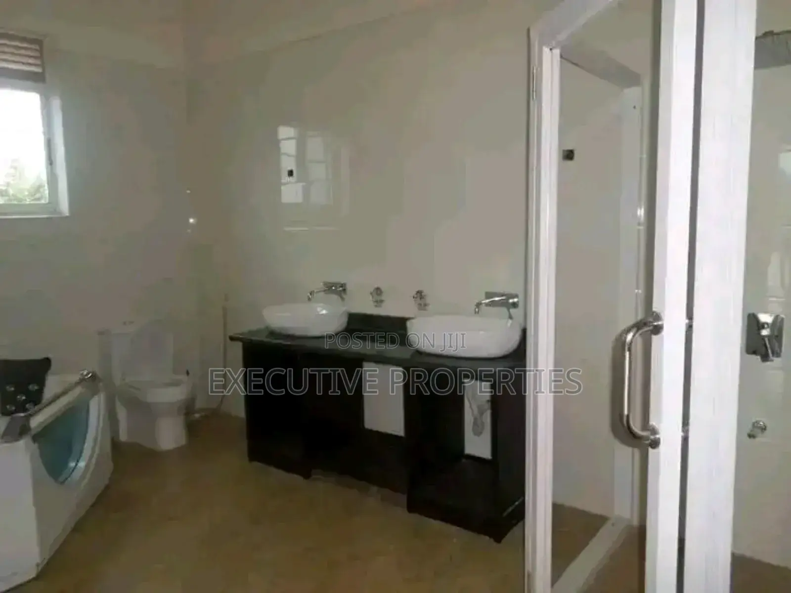 5bdrm Duplex in Bugoloobi, Central Division for rent