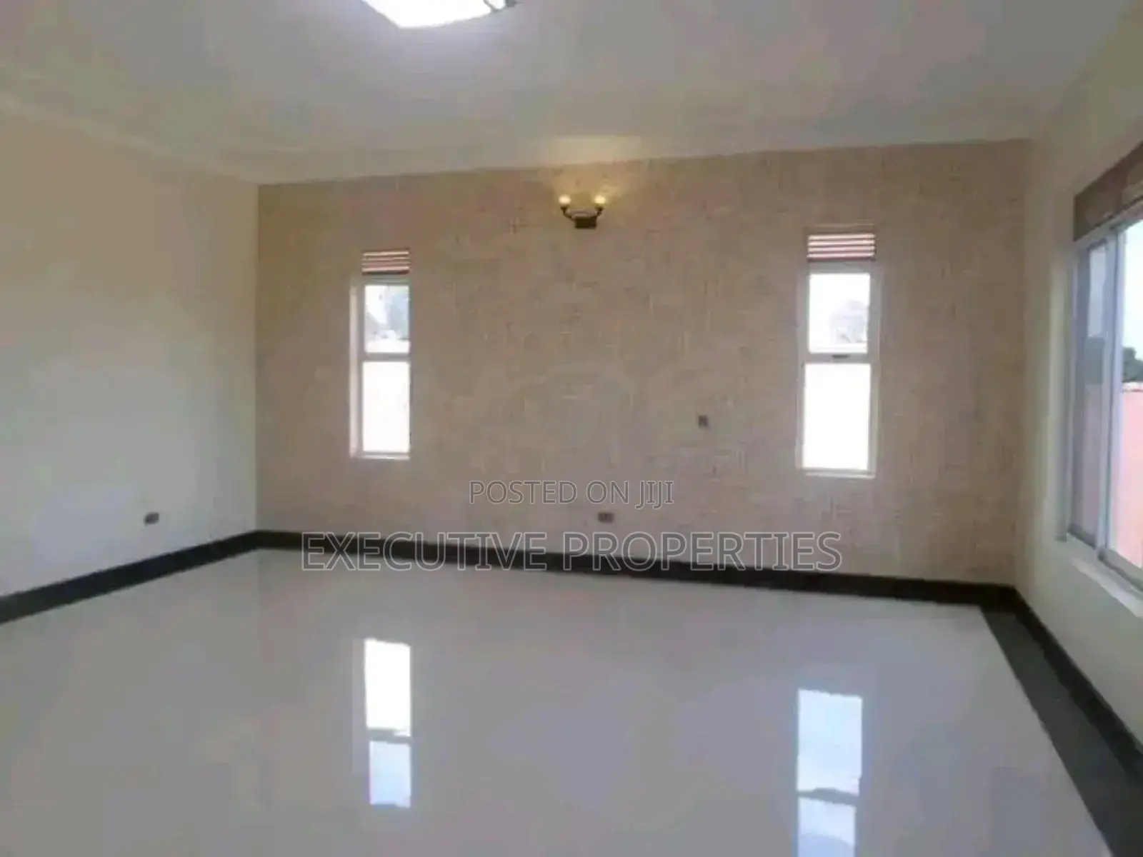 5bdrm Duplex in Bugoloobi, Central Division for rent