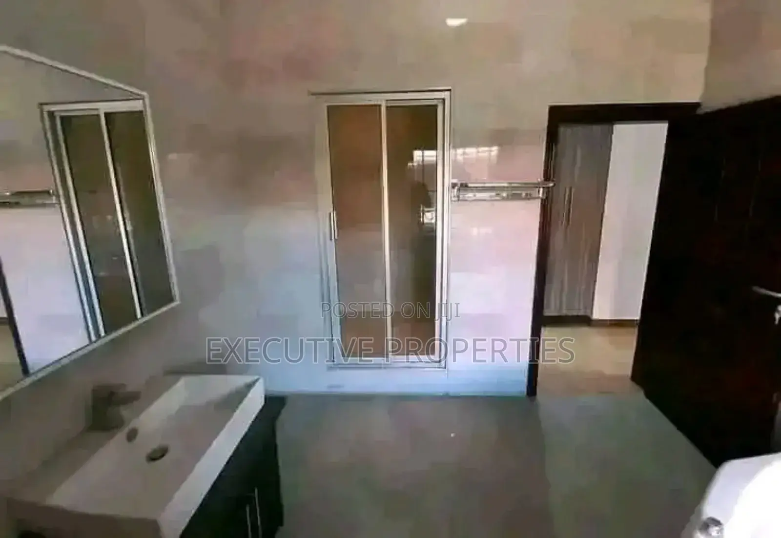 5bdrm Duplex in Bugoloobi, Central Division for rent