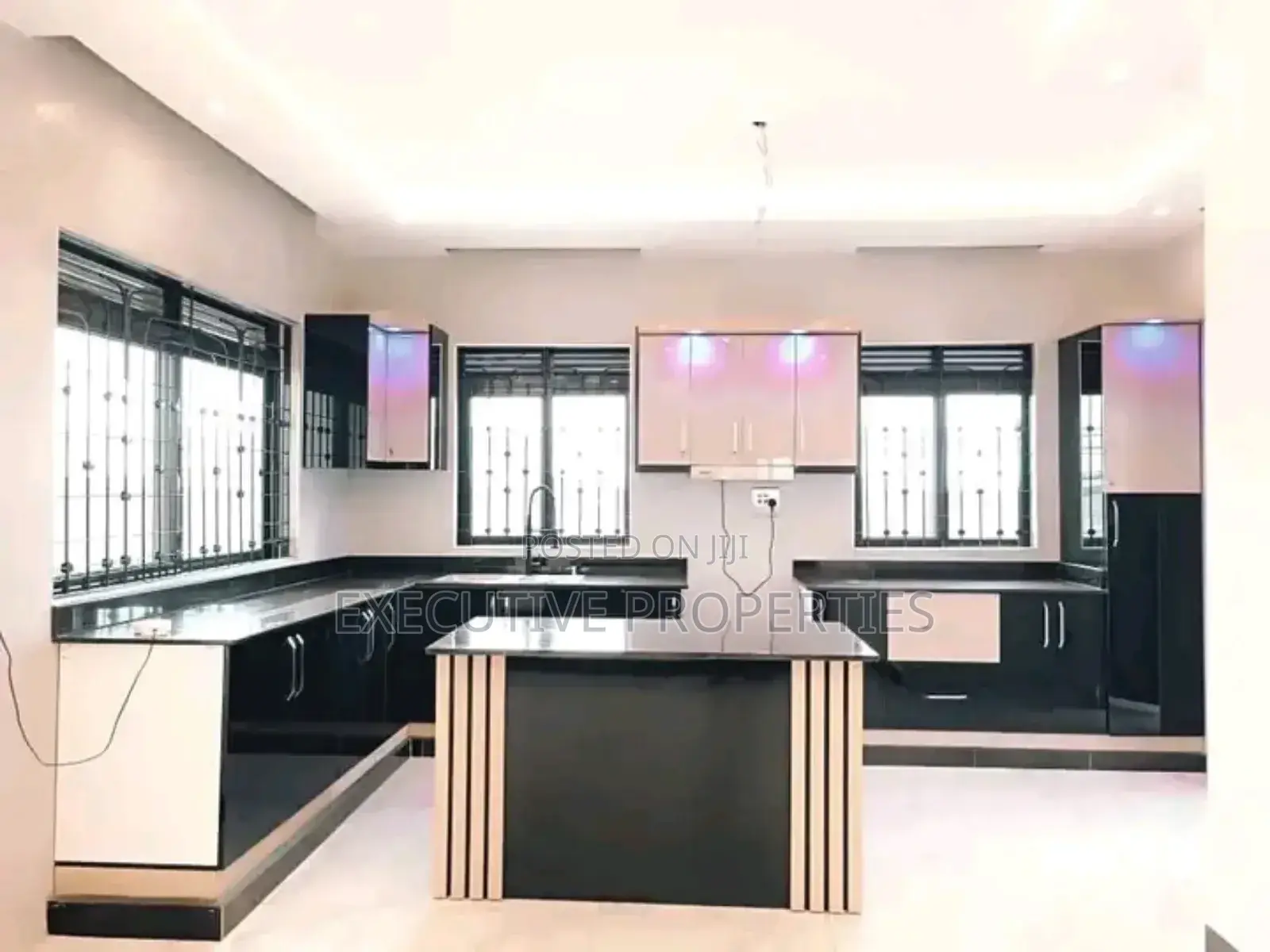 5bdrm Duplex in Kyanja, Central Division for sale
