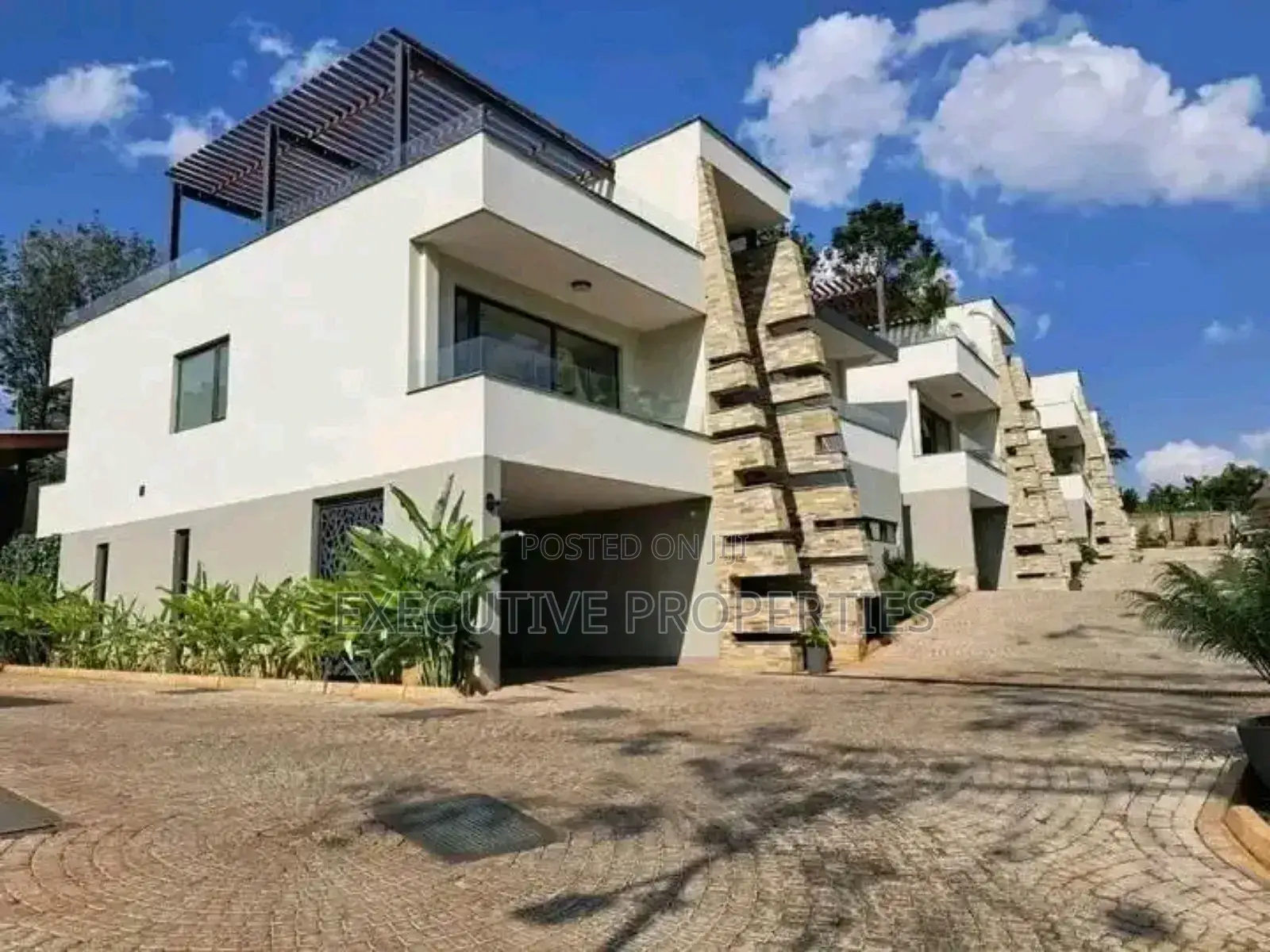 3bdrm Maisonette in Muyenga Tank Hill, Central Division for rent
