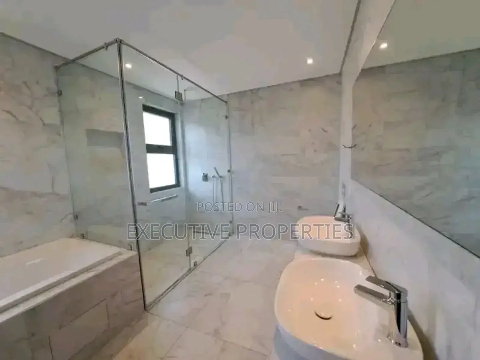 3bdrm Maisonette in Muyenga Tank Hill, Central Division for rent
