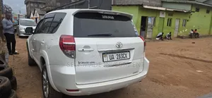 Toyota Vanguard 2011 White