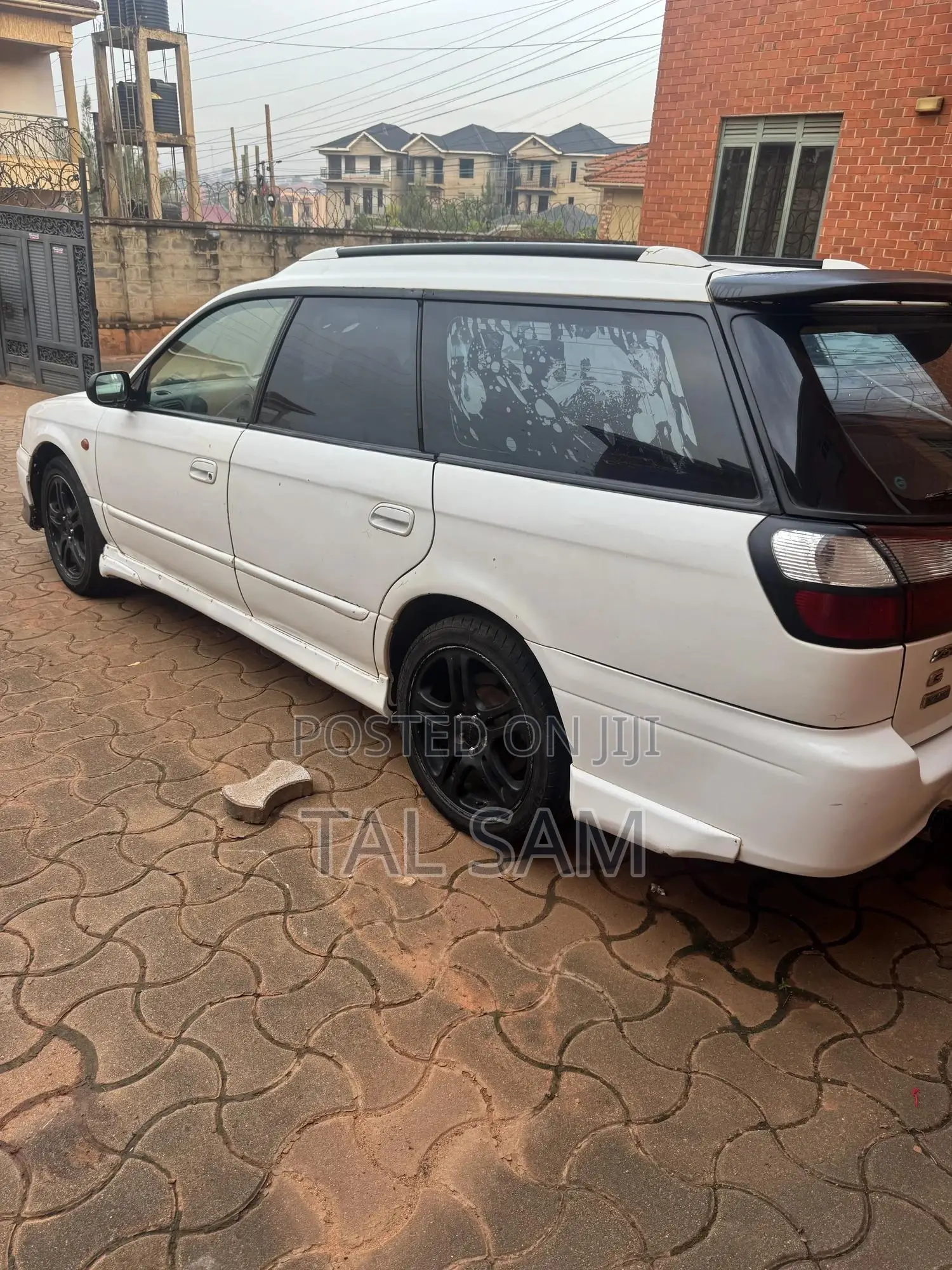 Subaru Legacy Wagon 2000 White