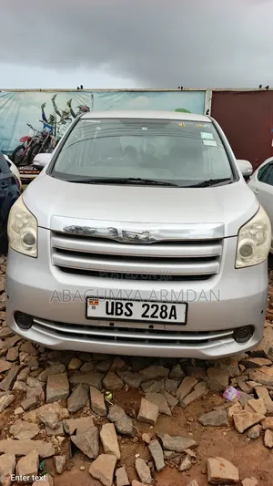 Toyota Noah 2.0 143hp FWD (8 Seater) 2009 Silver