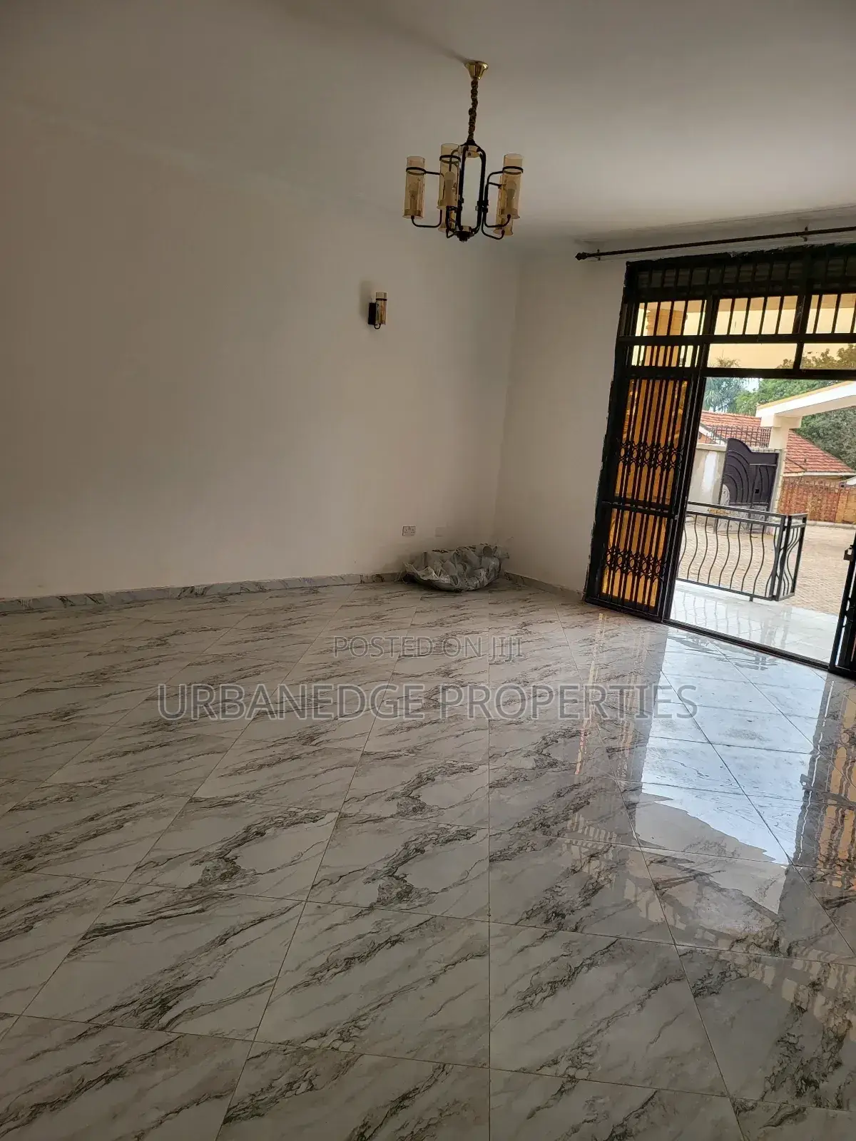 5bdrm Mansion in Makindye Kizungu, Central Division for rent