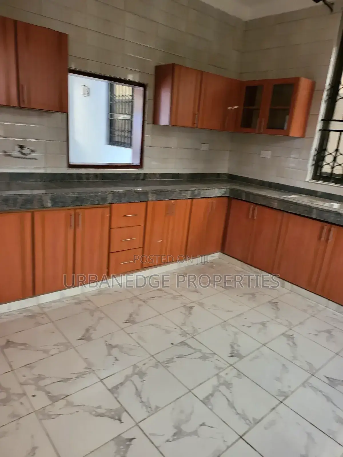5bdrm Mansion in Makindye Kizungu, Central Division for rent