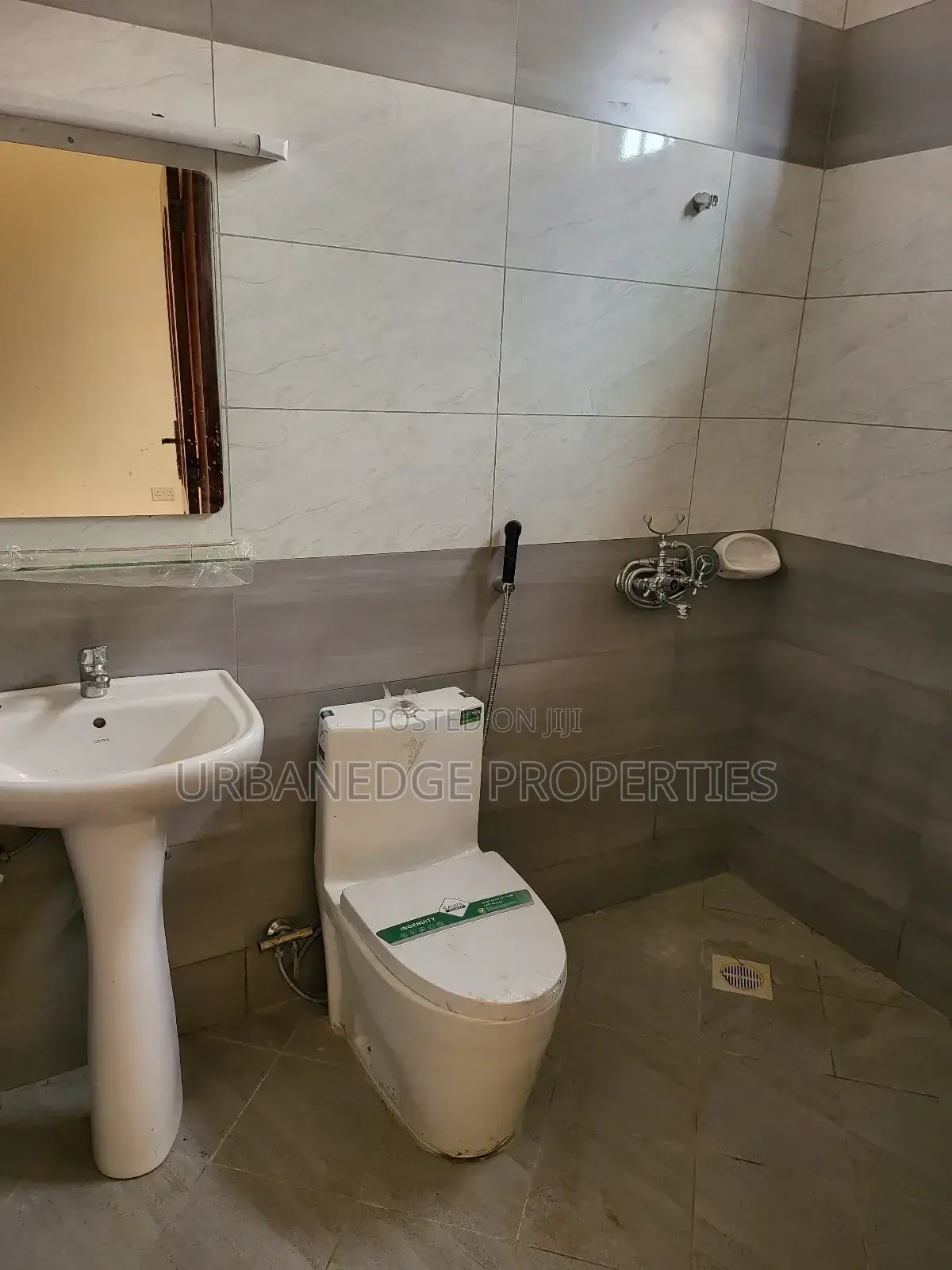 5bdrm Mansion in Makindye Kizungu, Central Division for rent