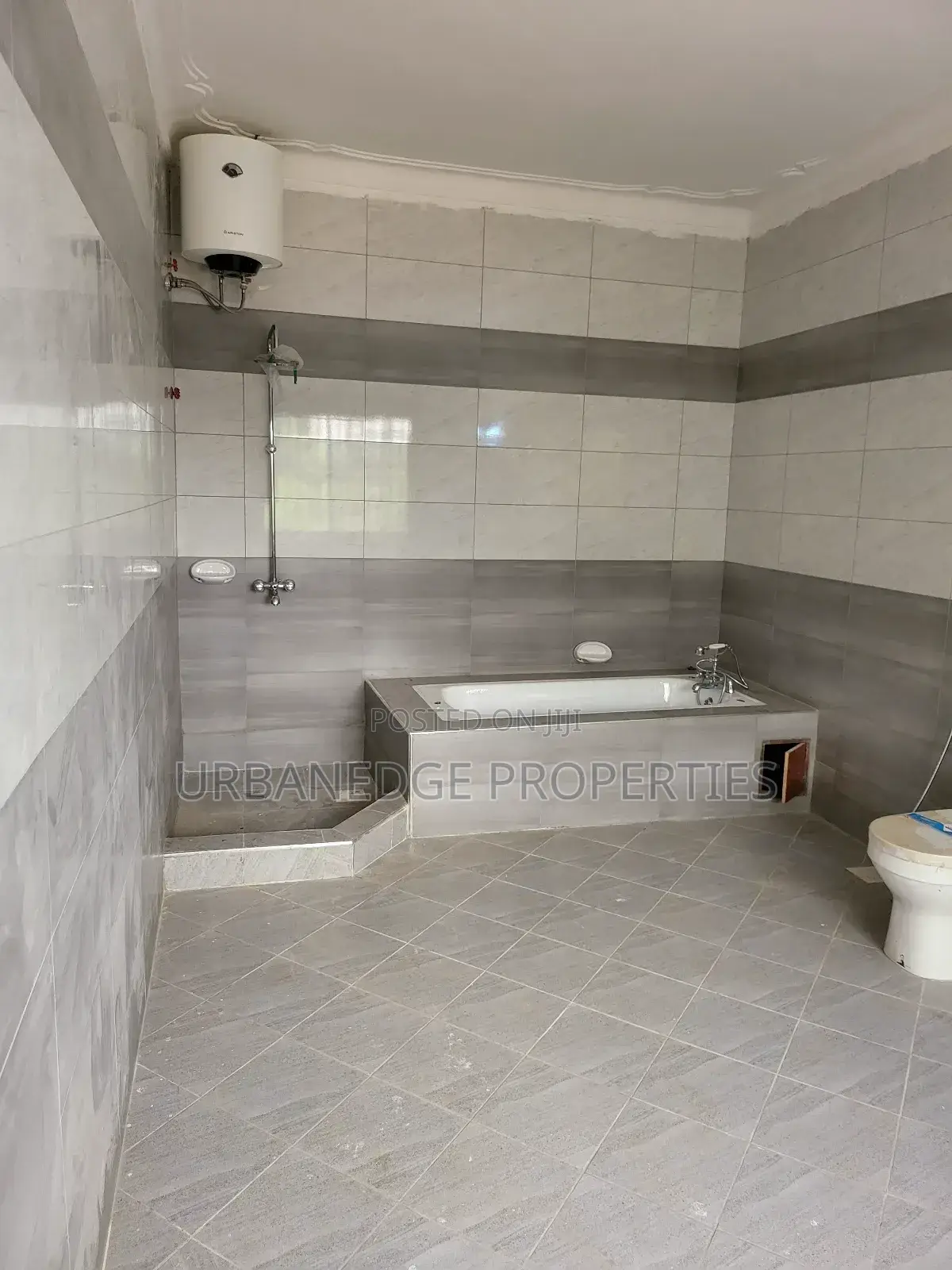 5bdrm Mansion in Makindye Kizungu, Central Division for rent