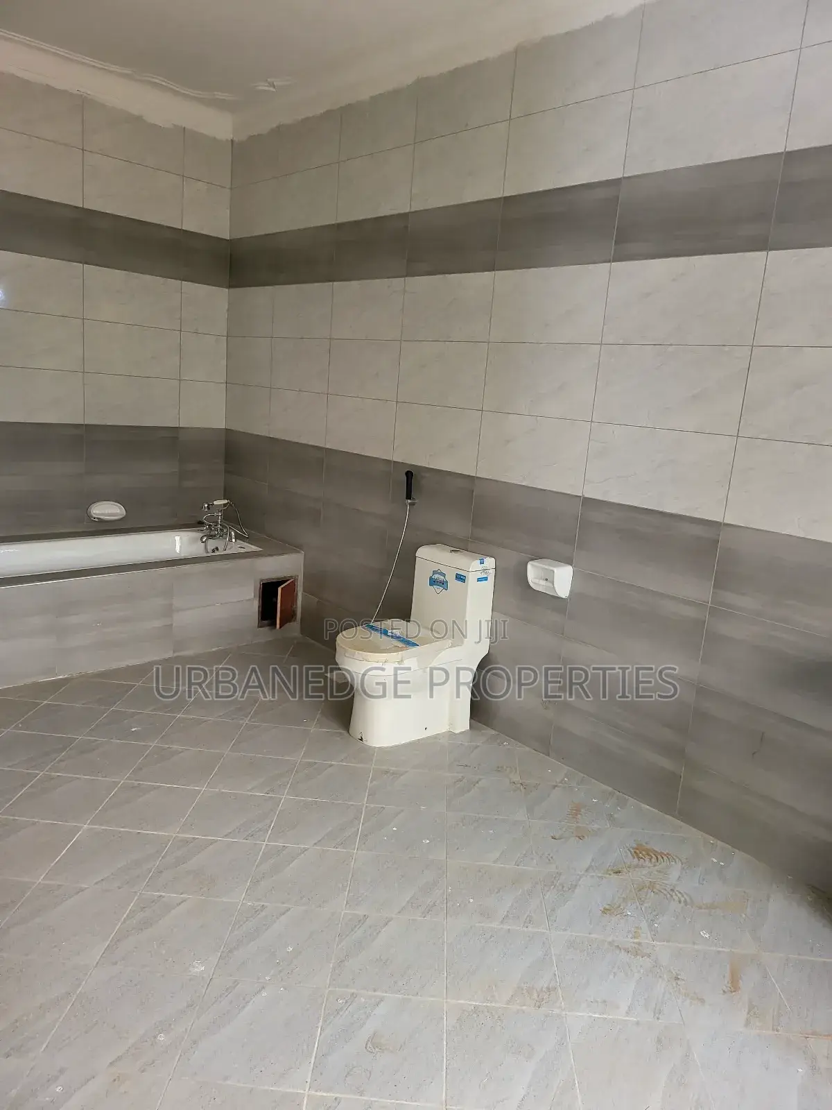 5bdrm Mansion in Makindye Kizungu, Central Division for rent
