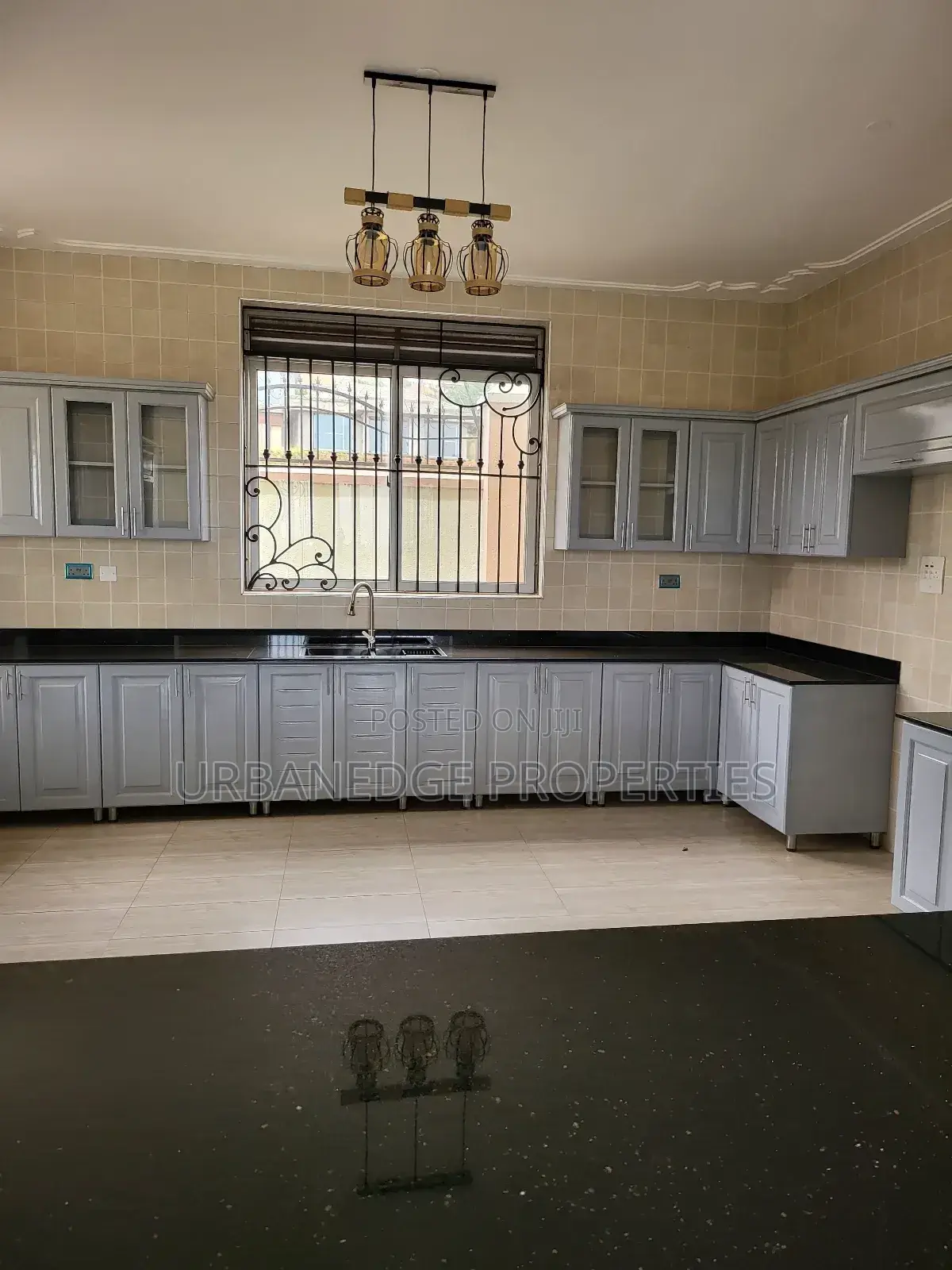 6bdrm Mansion in Kigo, Central Division for rent