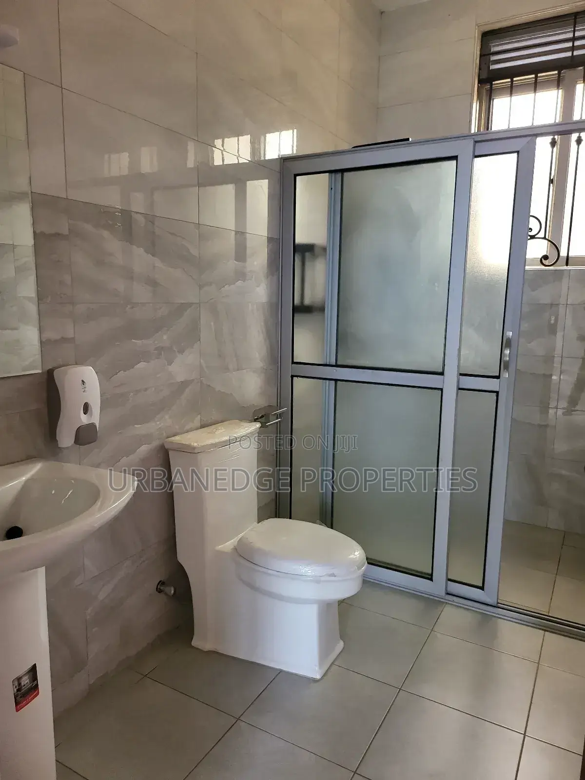 6bdrm Mansion in Kigo, Central Division for rent