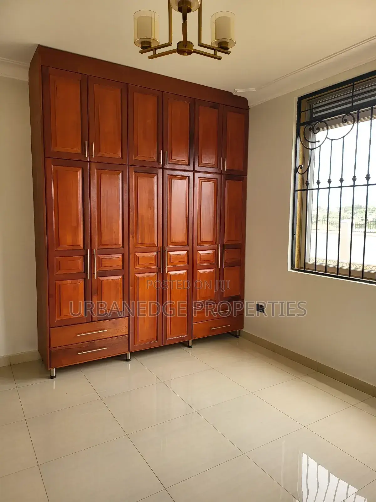 6bdrm Mansion in Kigo, Central Division for rent