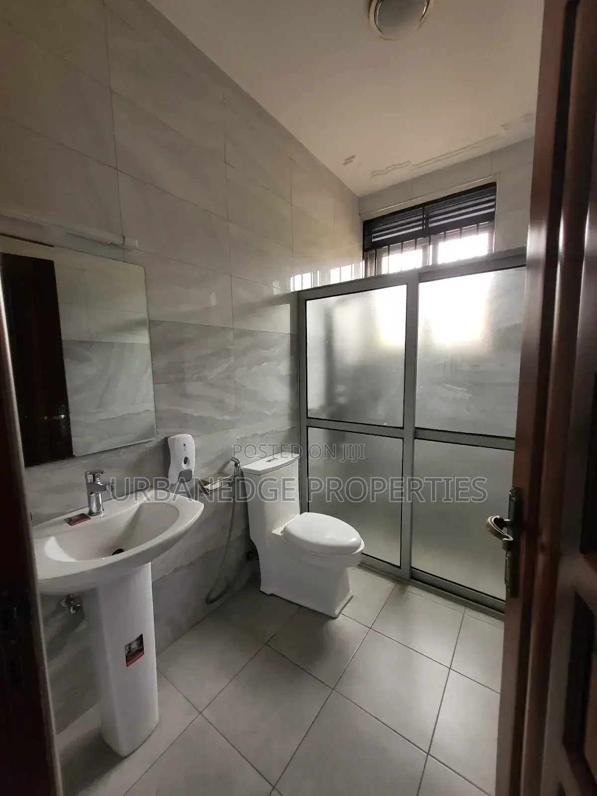 6bdrm Mansion in Kigo, Central Division for rent