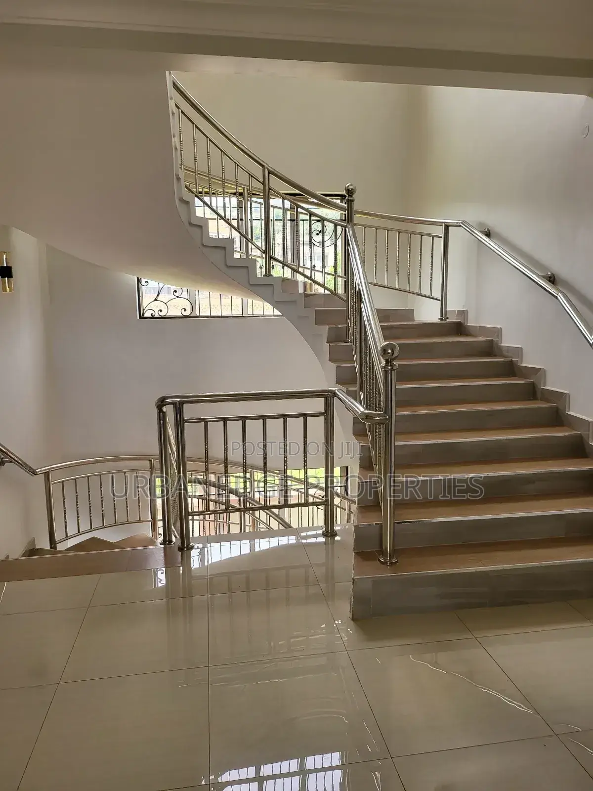 6bdrm Mansion in Kigo, Central Division for rent