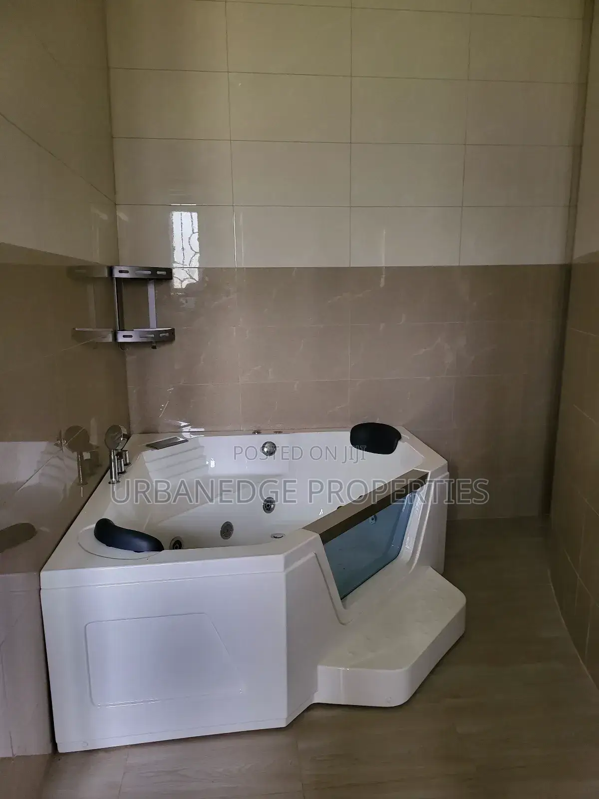 6bdrm Mansion in Kigo, Central Division for rent