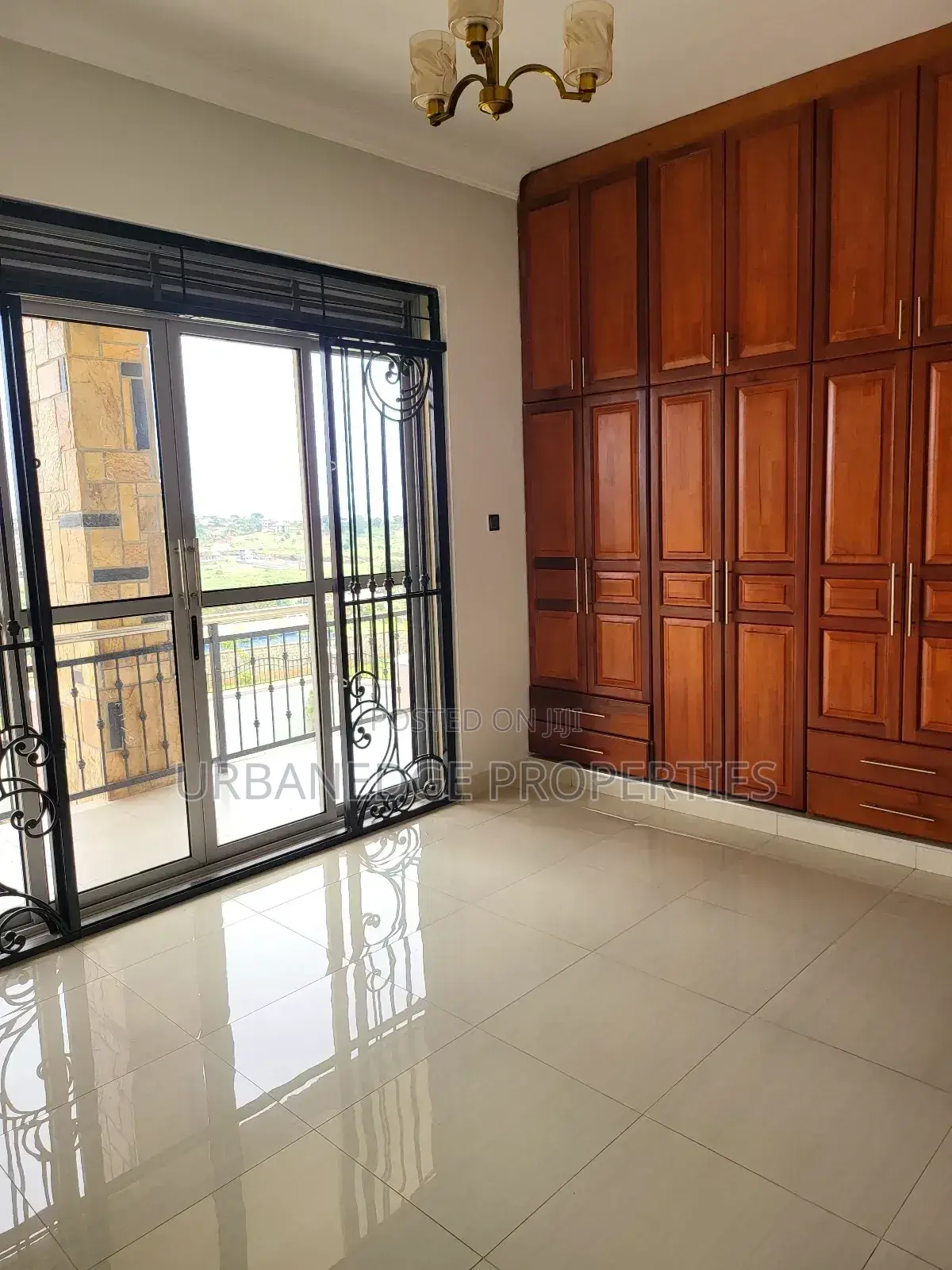 6bdrm Mansion in Kigo, Central Division for rent