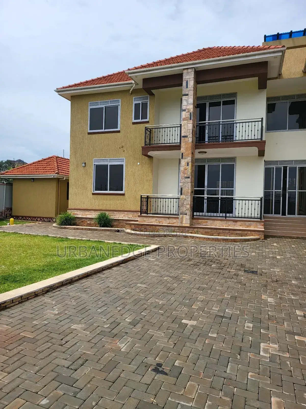 6bdrm Mansion in Kigo, Central Division for rent