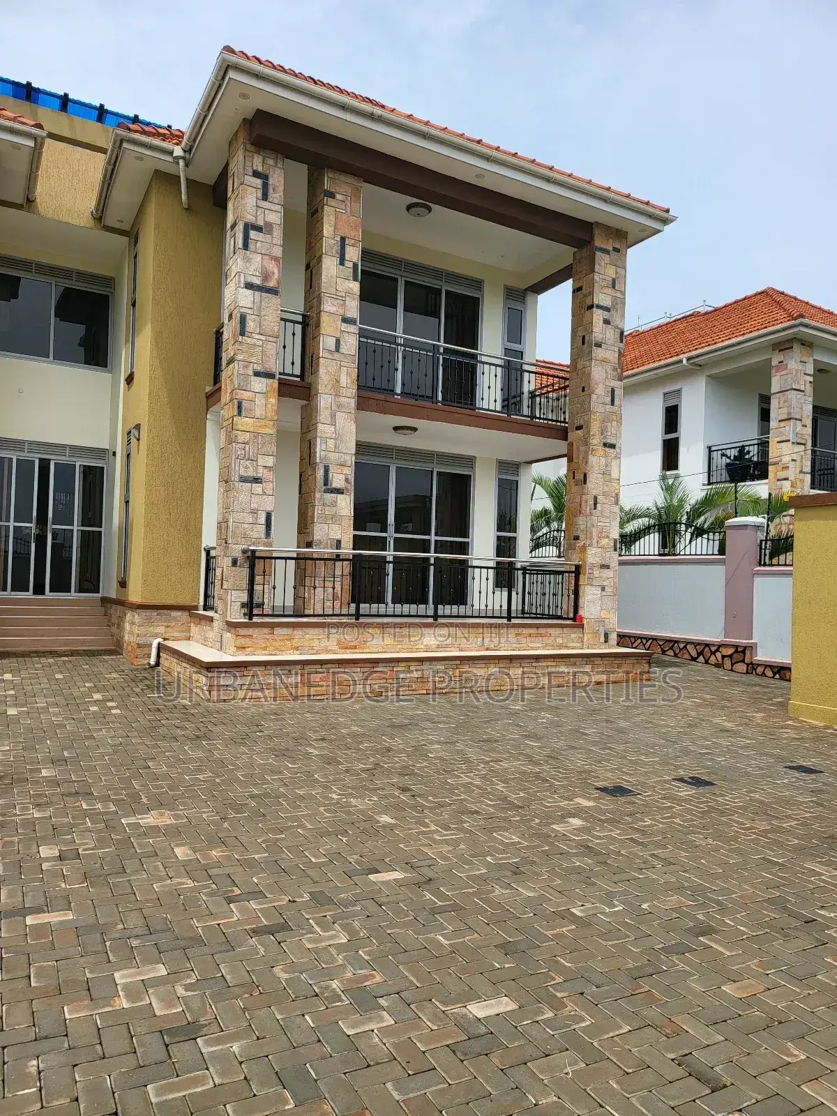 6bdrm Mansion in Kigo, Central Division for rent