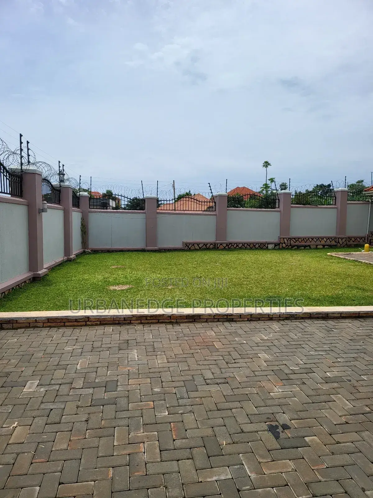 6bdrm Mansion in Kigo, Central Division for rent