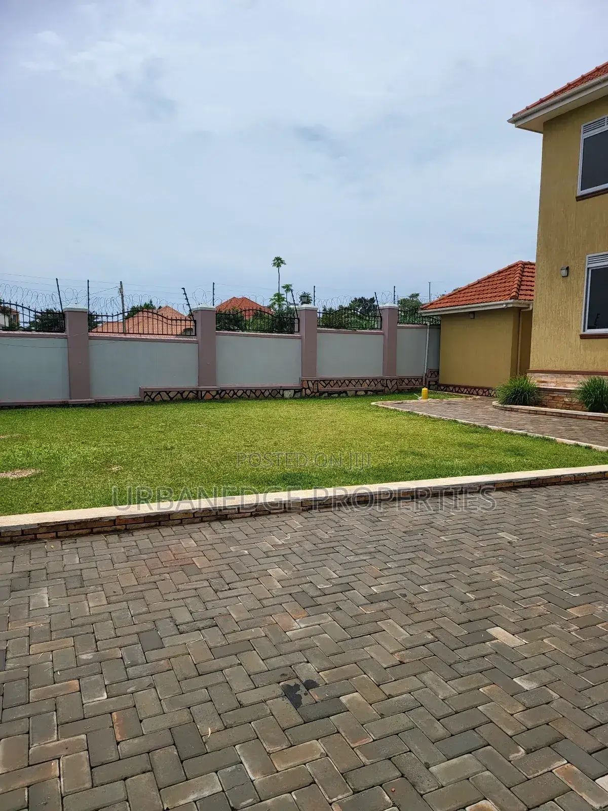 6bdrm Mansion in Kigo, Central Division for rent
