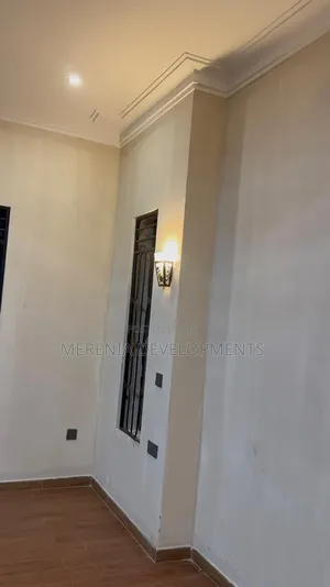 5bdrm House in Kiggo Entebbe Road, Wakiso / Wakiso for sale