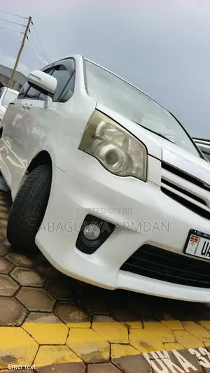 Toyota Noah 2.0 143hp AWD (7 Seater) 2011 White