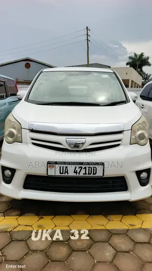 Toyota Noah 2.0 143hp AWD (7 Seater) 2011 White