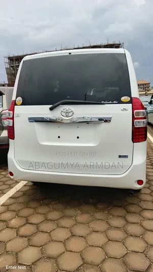 Toyota Noah 2.0 143hp AWD (8 Seater) 2011 White