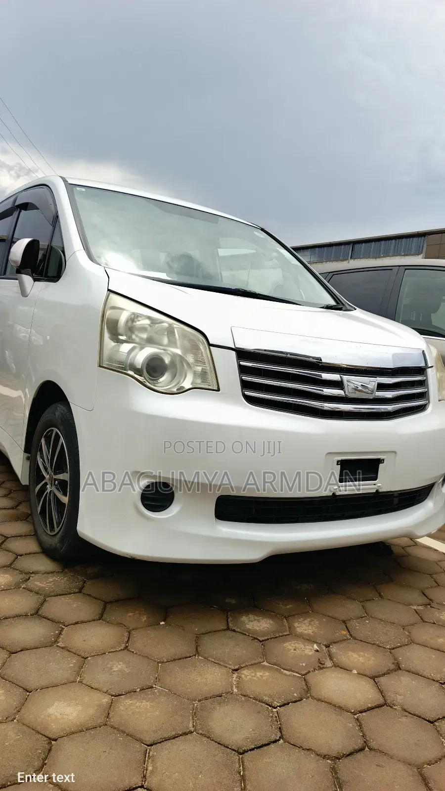Toyota Noah 2.0 143hp AWD (8 Seater) 2011 White
