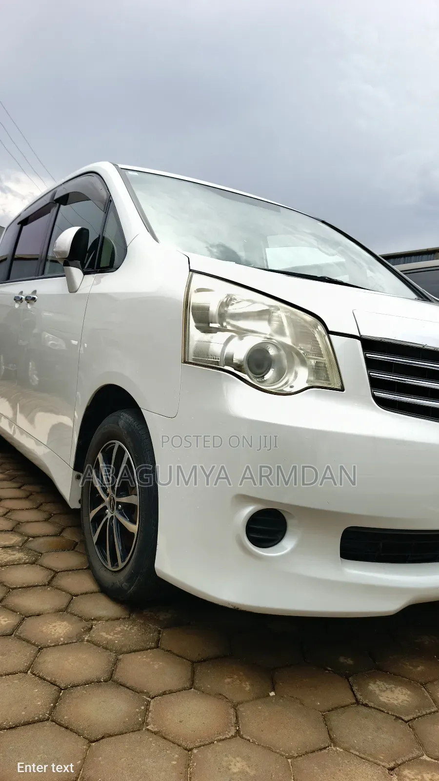 Toyota Noah 2.0 143hp AWD (8 Seater) 2011 White