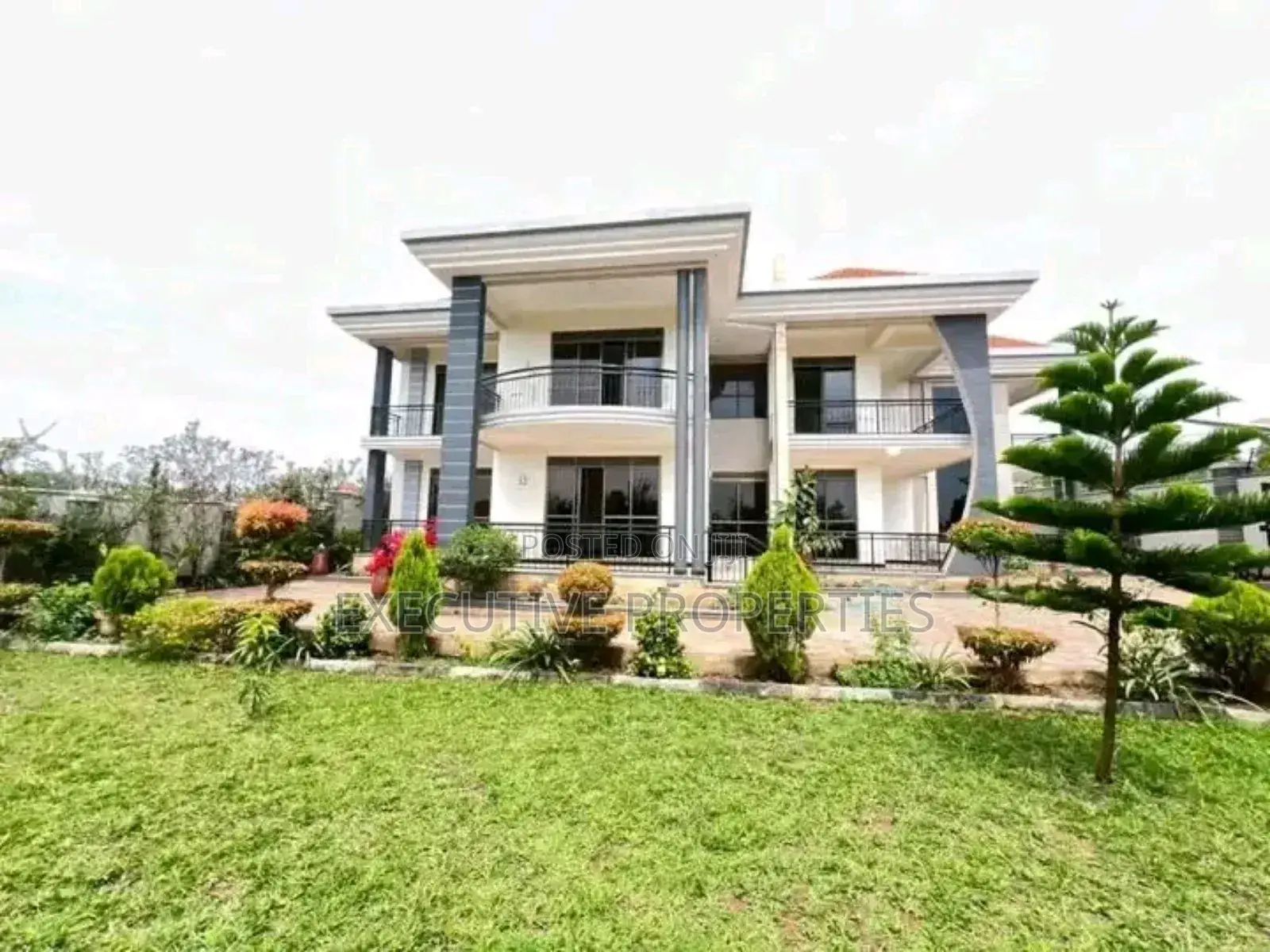 5bdrm Duplex in Kiggo Lubowa, Central Division for sale