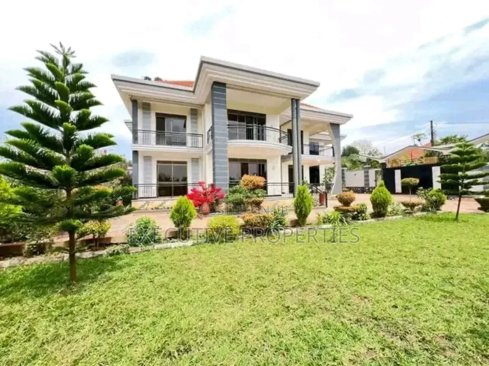 5bdrm Duplex in Kiggo Lubowa, Central Division for sale