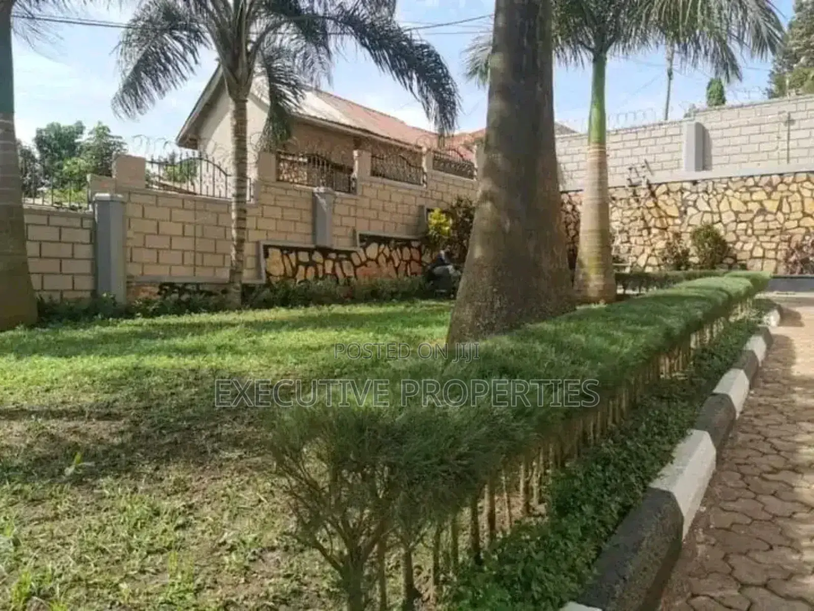 4bdrm Duplex in Kyanja, Central Division for sale