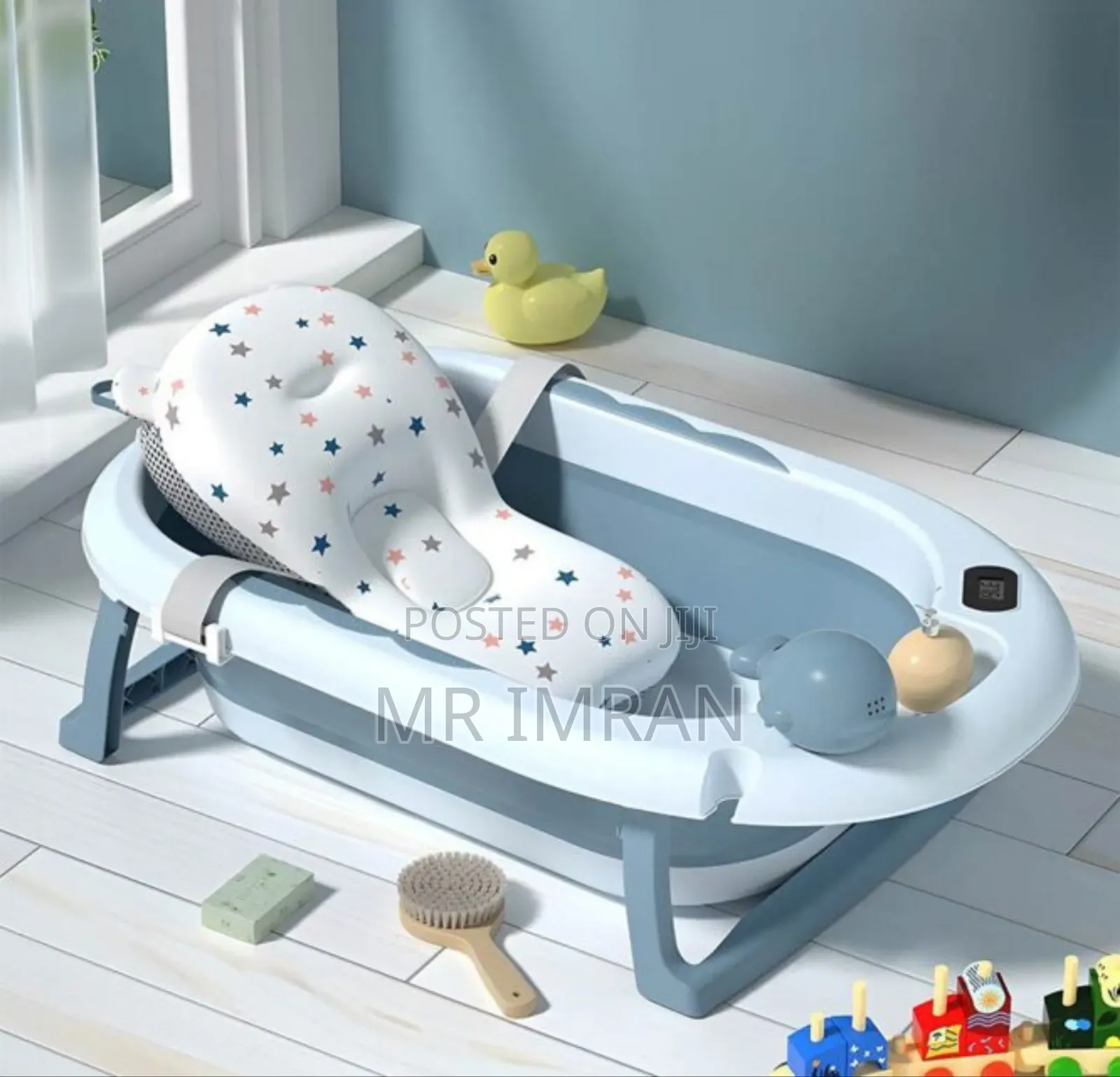 Foldable Baby Bathtub With A Temperature Sensor And A Soft Cushion.