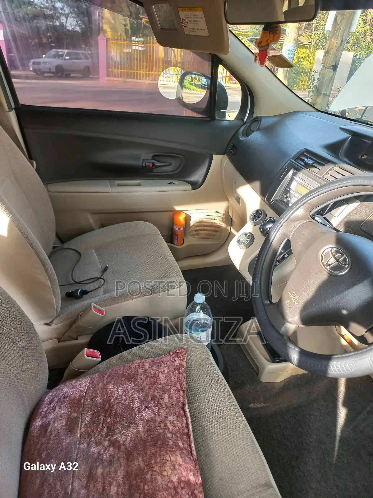 Toyota Sienta 1.5 FWD 2012 Silver
