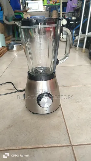 Logik Kitchen Blender With a Stainless Steel Base and Glass Jug, 800w.
