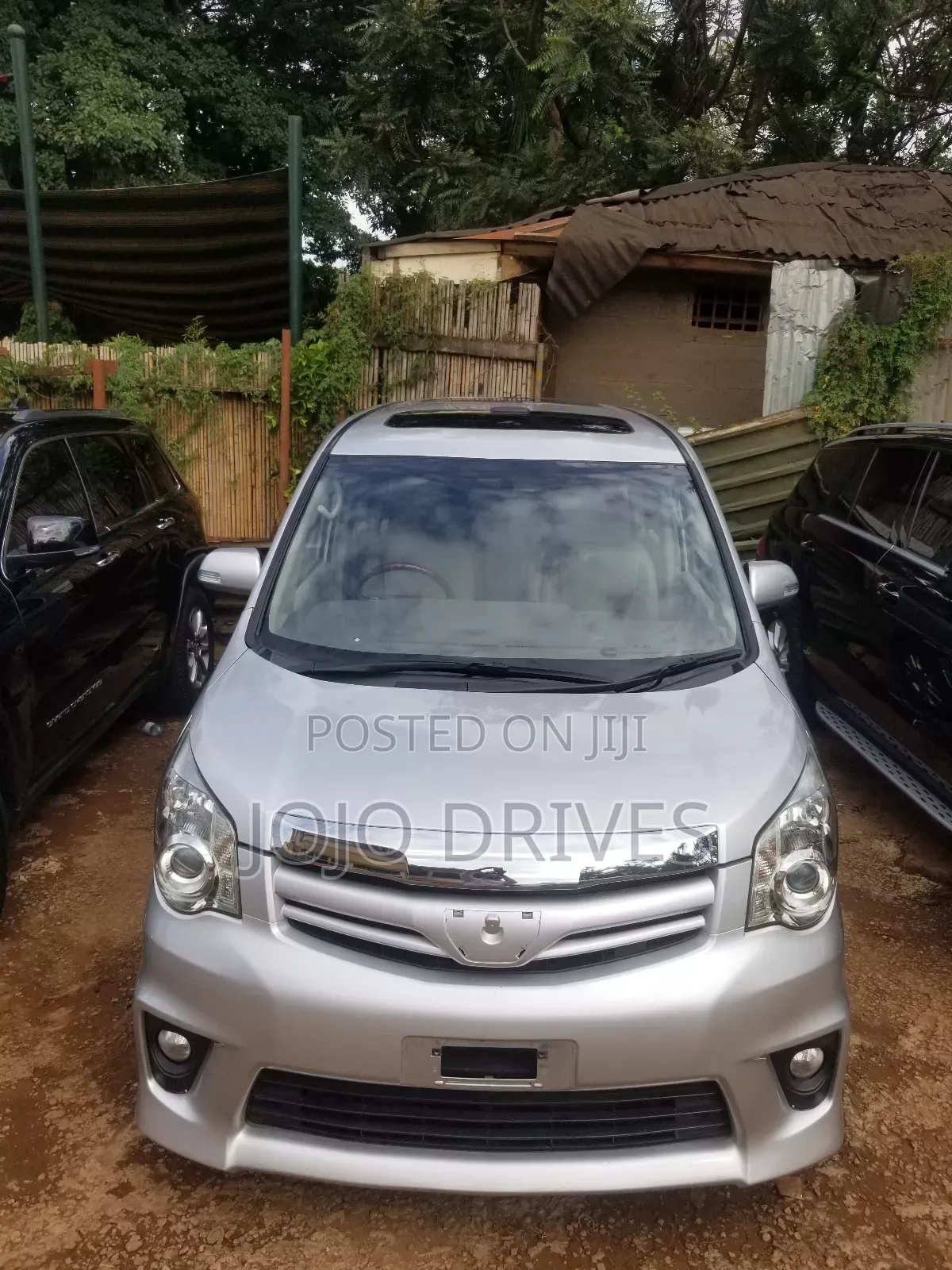 Toyota Noah 2.0 143hp AWD (7 Seater) 2011 Silver