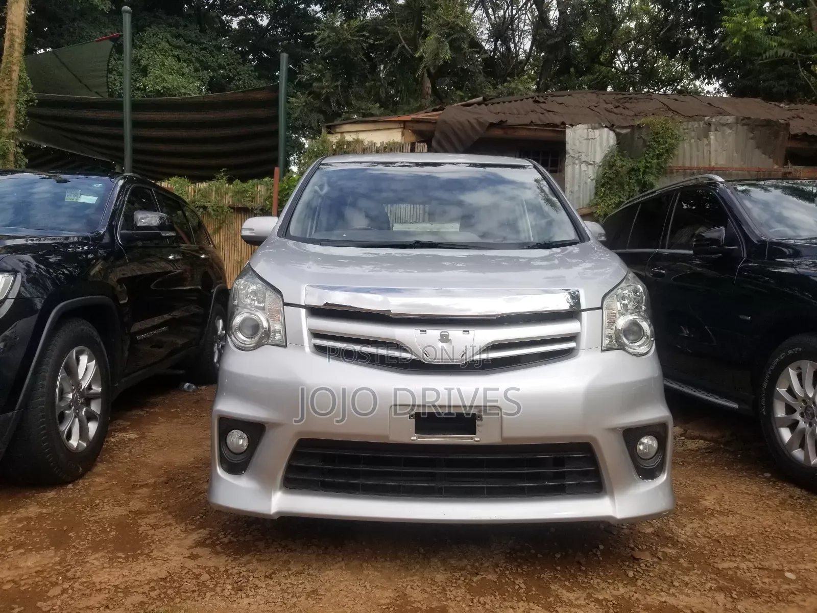 Toyota Noah 2.0 143hp AWD (7 Seater) 2011 Silver
