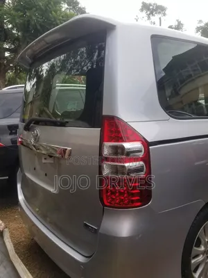 Toyota Noah 2.0 143hp AWD (7 Seater) 2011 Silver