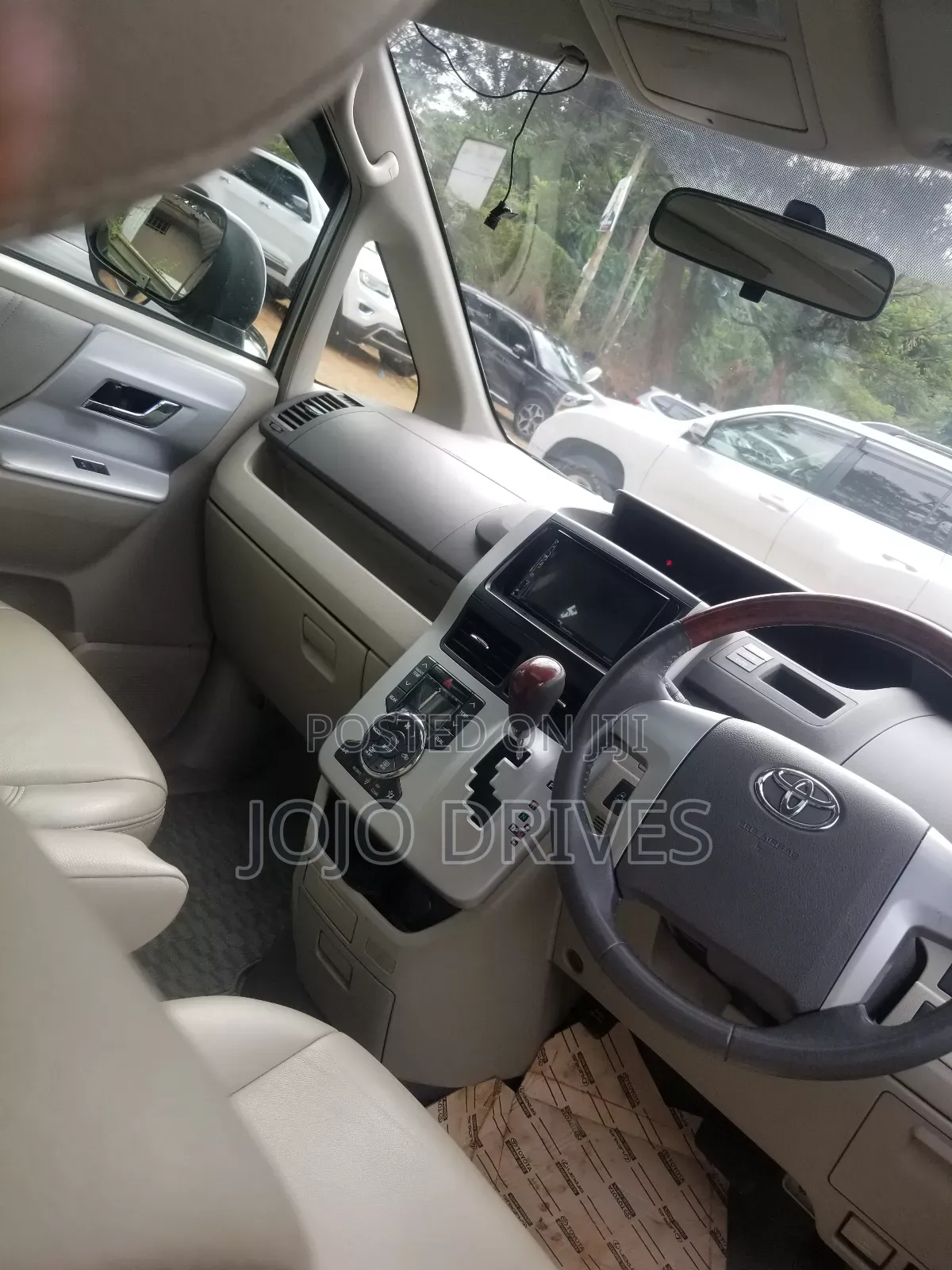 Toyota Noah 2.0 143hp AWD (7 Seater) 2011 Silver