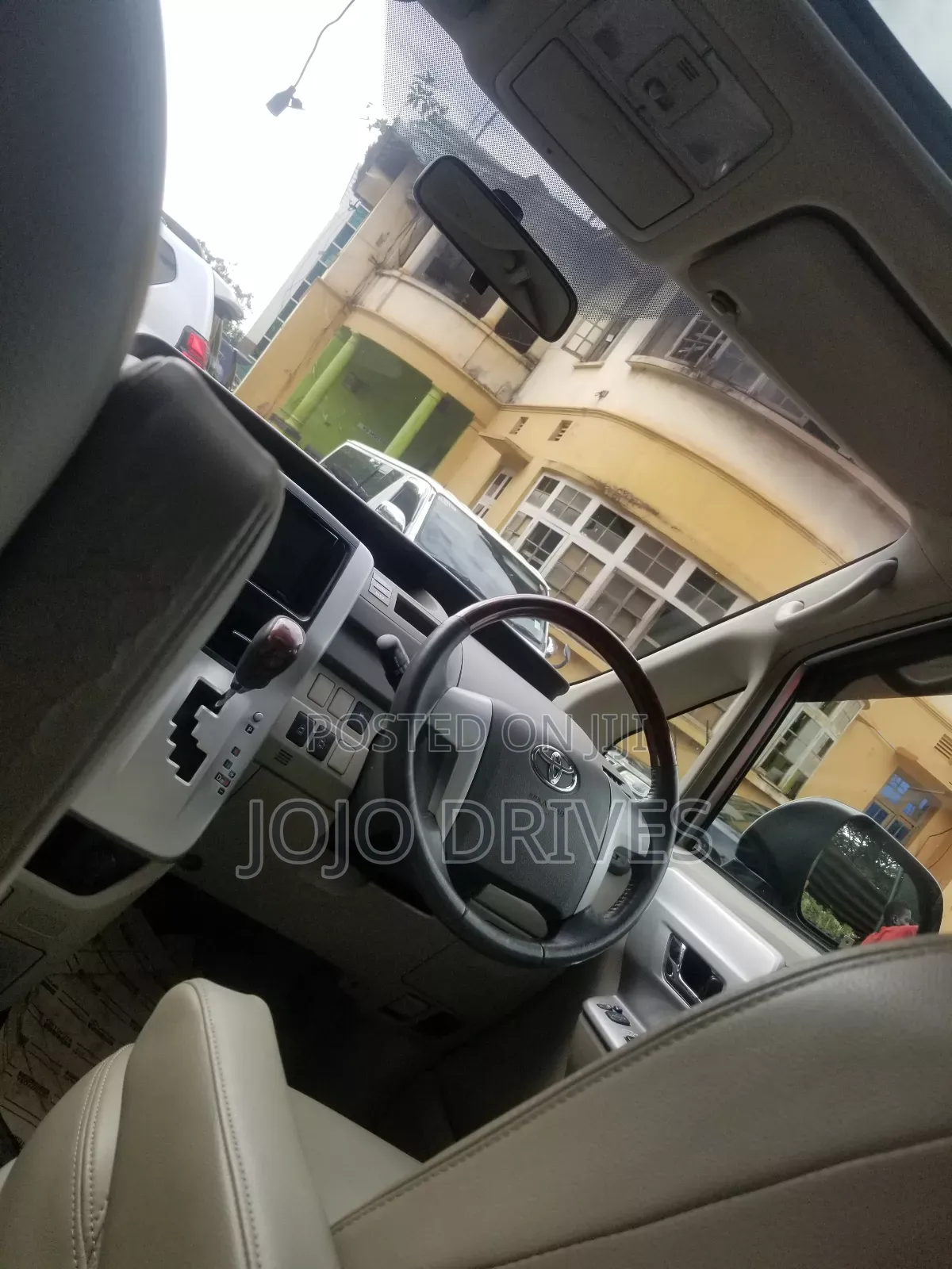 Toyota Noah 2.0 143hp AWD (7 Seater) 2011 Silver