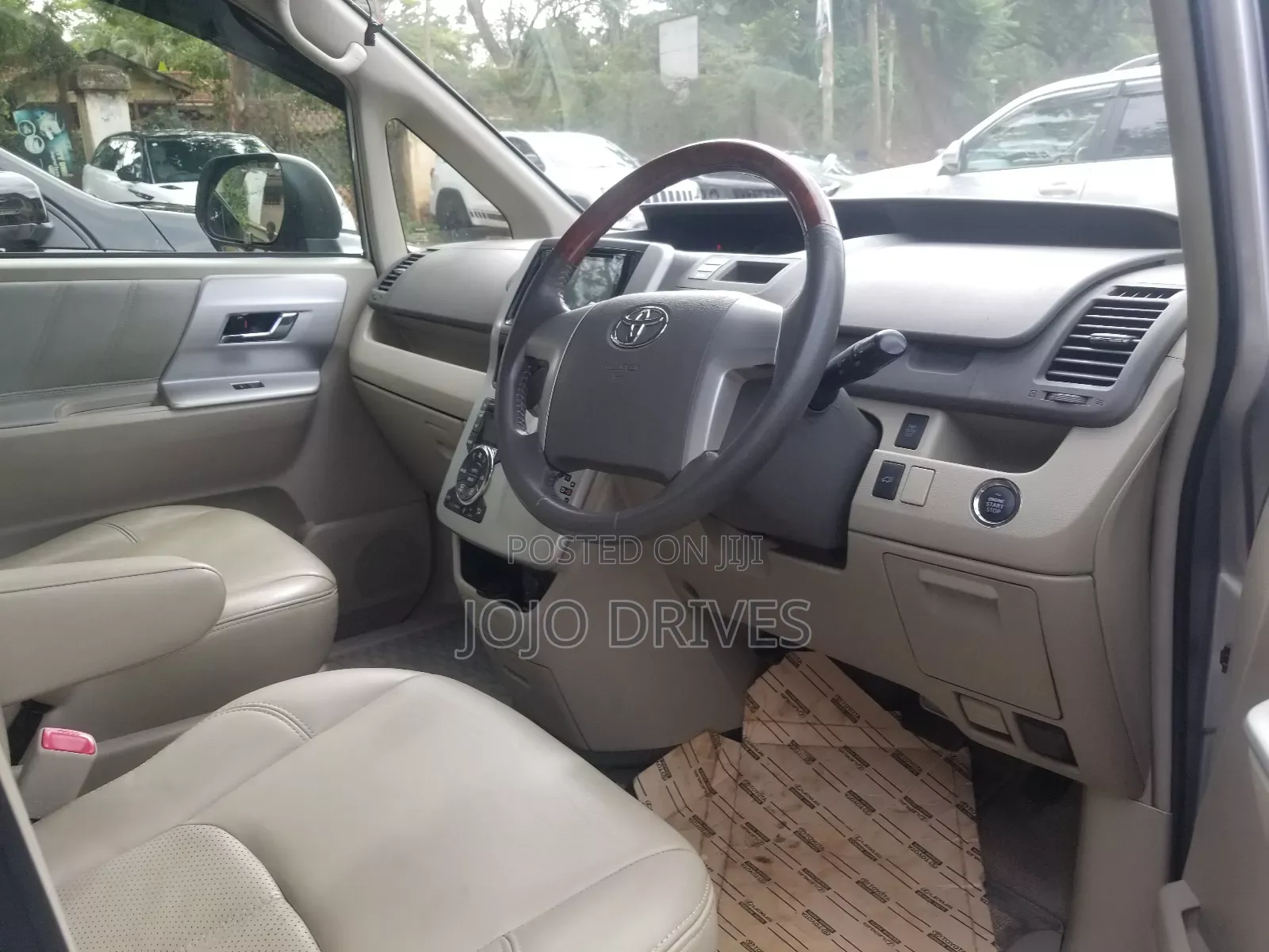 Toyota Noah 2.0 143hp AWD (7 Seater) 2011 Silver