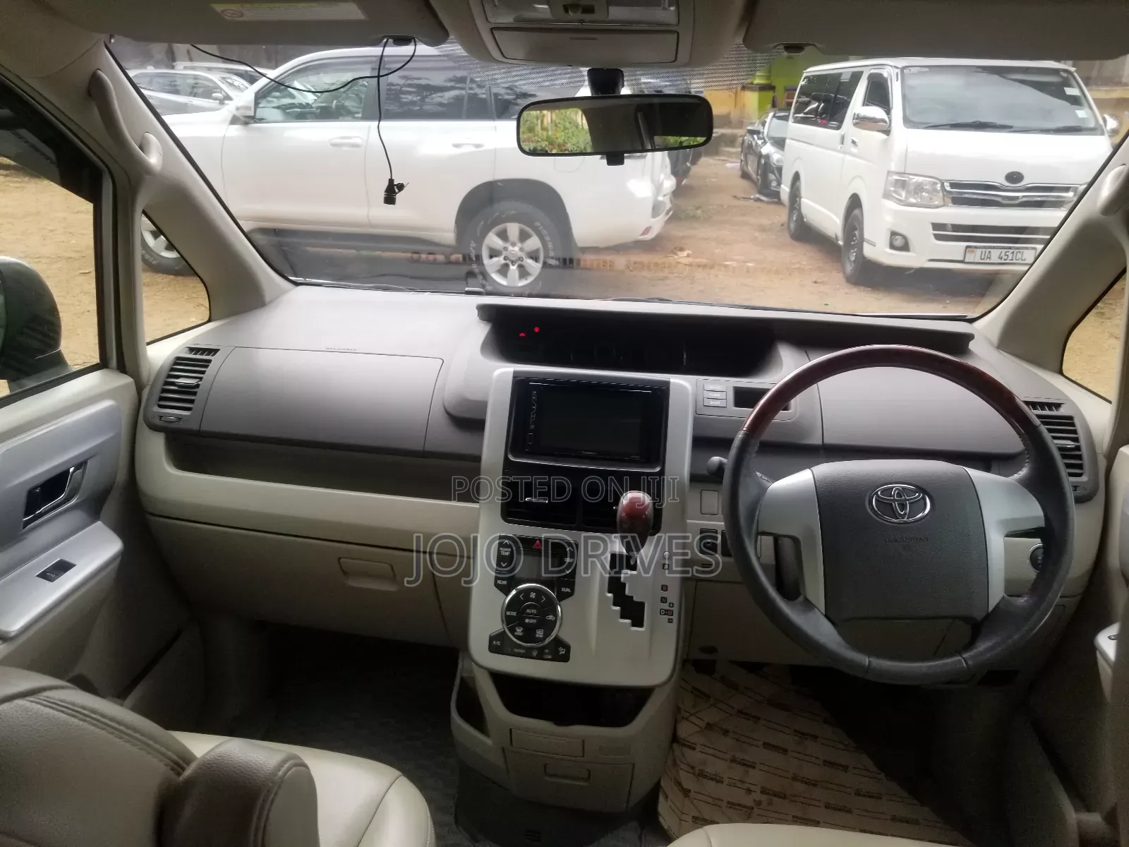 Toyota Noah 2.0 143hp AWD (7 Seater) 2011 Silver